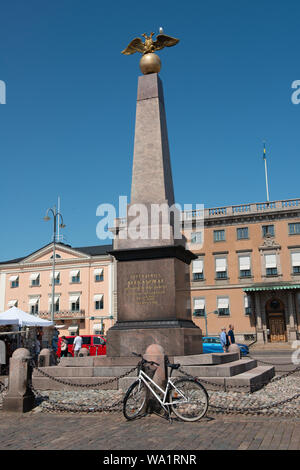 Keisarinnankivi la pietra dell'Imperatrice memoriale pubblico due HEADED EAGLE nella piazza del mercato, Helsinki Foto Stock