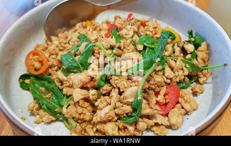Cibo tailandese, stir-fritte con carne macinata di maiale e il basilico sulla piastra bianca, eccellente di cibo tailandese (Krapow Moo). Foto Stock