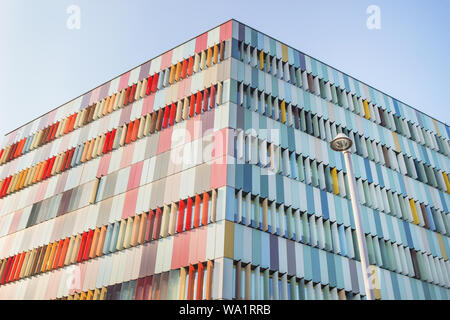 Milano 13 ottobre 2017 esterni moderni di una luminosa e colorata edificio per uffici a Milano nel cielo blu di sfondo, bella e colorata windo Foto Stock