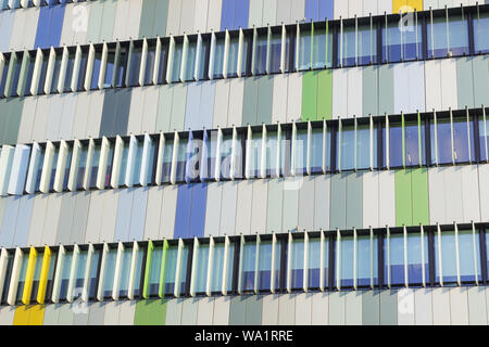 Milano 13 ottobre 2017 esterni moderni di una luminosa e colorata edificio per uffici a Milano nel cielo blu di sfondo, bella e colorata windo Foto Stock