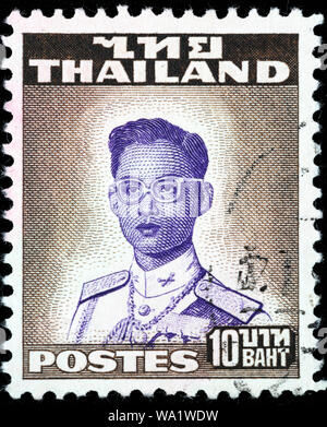 Bhumibol Adulyadej, Re Bhumibol il Grande, Rama IX (1927-2016), Re di Thailandia, francobollo, Thailandia, 1955 Foto Stock