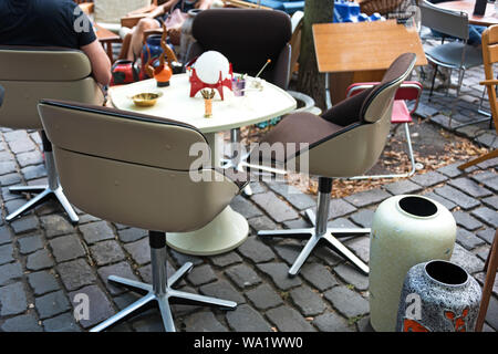 A metà secolo moderno set da pranzo al Arkonaplatz mercato delle pulci, Berlino, Germania. Foto Stock
