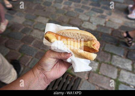 Mangiare bockwurst a Arkonaplatz mercato delle pulci, Berlino, Germania. Foto Stock
