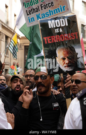 Londra, Regno Unito. 15 Agosto, 2019. Il Kashmir manifestanti di fronte all India House di Londra dopo il suo governo rottamato lo speciale status costituzionale del Kashmir. Credito: Joe Kuis / Alamy News Foto Stock