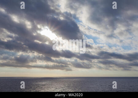 Sole che filtra attraverso le nuvole sopra il mare, mare Mediterraneo Foto Stock