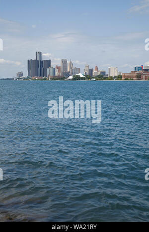 Detroit, Michigan, Stati Uniti d'America. Il 15 agosto, 2019. Aug 15, 2019, Detroit, Michigan, Stati Uniti; lo skyline della città di Detroit, Michigan si trova lungo le rive del fiume Detroit. Credito: Ralph Lauer/ZUMA filo/Alamy Live News Foto Stock