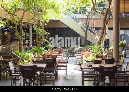 Bangkok, Tailandia - 19 Maggio 2019: Gola ristorante interno decorato con alberi viventi e illuminato con luce naturale presso il Central World shopping mall. Foto Stock