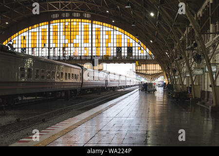 Bangkok, Thailandia: un treno da una piattaforma a Bangkok alla Stazione Ferroviaria (Stazione di Hualamphong). Foto Stock