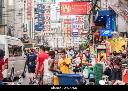 Bangkok, Tailandia - 5 Giugno 2019: una vasta folla di Yaowarat Road, la strada principale di Chinatown, noto come una delle principali mete turistiche della città. Foto Stock