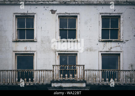 Aberystwyth, Galles, 1° Luglio 2019. Un'immagine spettrale e suggestiva di un hotel balneare abbandonato a Aberystwyth, Galles. Foto Stock