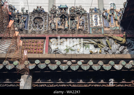 Composizione delle figurine che mostra una città affollata di scena sul tetto del Tempio Thien Hau (eretto in c. 1760). Cho Lon, Ho Chi Minh City, Vietnam. Foto Stock