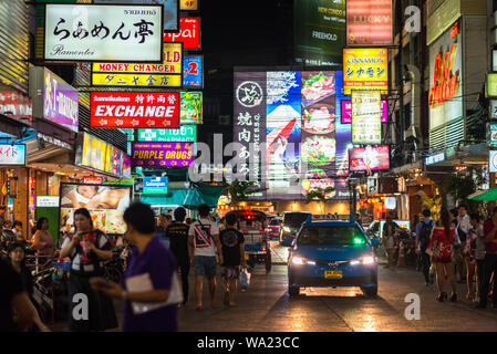 Bangkok, Tailandia - 25 Giugno 2019: Thaniya Road, noto come Bangkok's Little Tokyo di notte. Foto Stock