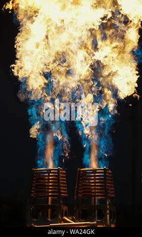 La combustione controllata della sorgente di potenza dietro una mongolfiera. Foto Stock