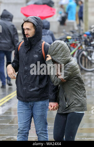 Londra, Regno Unito. 16 Ago, 2019. Un giovane alle prese con il vento e la pioggia a Londra. Credito: Steve Taylor/SOPA Immagini/ZUMA filo/Alamy Live News Foto Stock