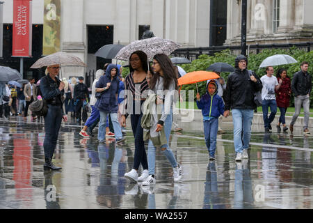 Londra, Regno Unito. 16 Ago, 2019. Le persone utilizzano gli ombrelli durante la pioggia a Londra. Credito: Steve Taylor/SOPA Immagini/ZUMA filo/Alamy Live News Foto Stock