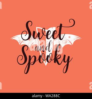 Halloween stampa grafica per t-shirt, costumi e decorazioni. Design Tipografia con preventivo - dolce e Spooky con bat. Emblema di vacanza. Vettore di stock Illustrazione Vettoriale