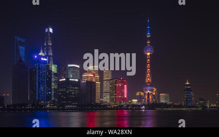 L'outdoor Oriental Pearl di Shanghai North Bund di notte Foto Stock