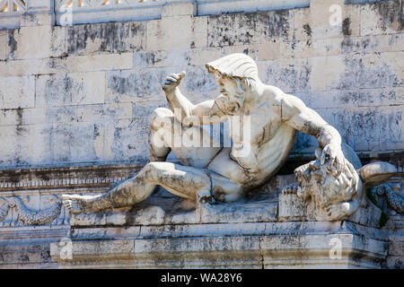 Dettaglio della Fontana del Mare Adriatico costruita su 1870 e situato presso l'Altare della Patria in Roma Foto Stock