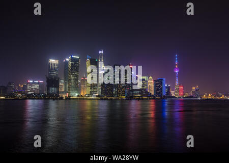 L'outdoor Oriental Pearl di Shanghai North Bund di notte Foto Stock