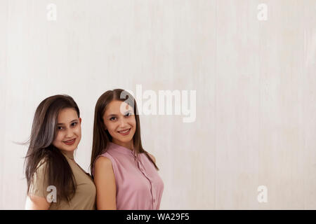 Due giovani mediorientali ragazze. Ritratto di Allegro due giovani donne in piedi insieme. Sorelle in posa. Amicizia femminile nozione. Spazio di copia Foto Stock