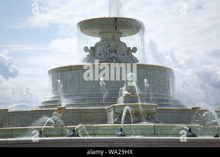 Detroit, Michigan, Stati Uniti d'America. Il 15 agosto, 2019. Aug 15, 2019, Detroit, Michigan, Stati Uniti; decorative di James Scott Memorial Fontana sull isola della reginetta di Detroit, Michigan è stato progettato da Cass Gilbert e Herbert Adams e completato nel 1925. Credito: Ralph Lauer/ZUMA filo/Alamy Live News Foto Stock