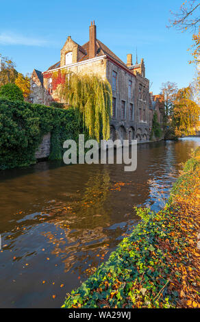 La città di Bruges con i suoi canali e architettura medievale in autunno, Belgio. Foto Stock