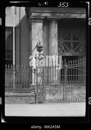 Banca della Louisiana ferro battuto recinzione, 344 di Royal Street, New Orleans Foto Stock