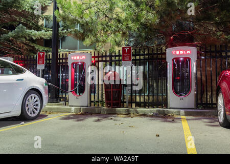 Nuovo modello di Tesla S la sovralimentazione a tarda notte a Tesla concessionaria in Toronto. Foto Stock