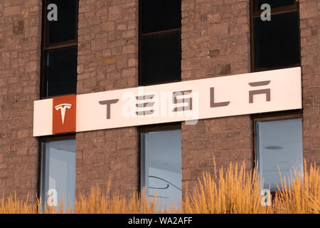 Tesla segno sulla parte anteriore della showroom e centro di servizio a Toronto in Canada di notte. Foto Stock
