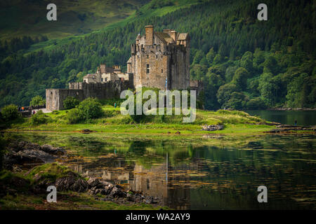 Eilean Donan Castle è uno dei più riconosciuti castelli in Scozia e si siede dove tre laghi si incontrano, incastonato tra splendidi paesaggi delle highland. Foto Stock