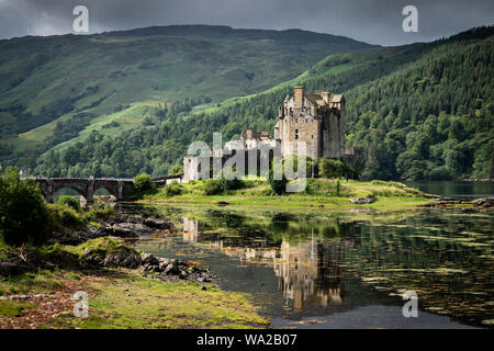 Eilean Donan Castle è uno dei più riconosciuti castelli in Scozia e si siede dove tre laghi si incontrano, incastonato tra splendidi paesaggi delle highland. Foto Stock