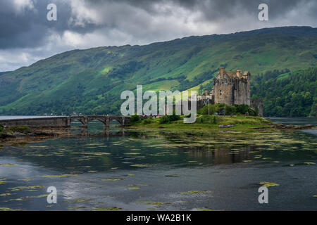 Eilean Donan Castle è uno dei più riconosciuti castelli in Scozia e si siede dove tre laghi si incontrano, incastonato tra splendidi paesaggi delle highland. Foto Stock