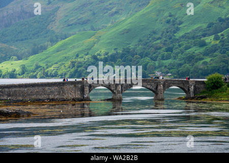 Eilean Donan Castle è uno dei più riconosciuti castelli in Scozia e si siede dove tre laghi si incontrano, incastonato tra splendidi paesaggi delle highland. Foto Stock