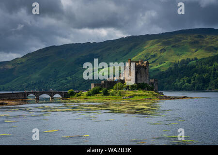 Eilean Donan Castle è uno dei più riconosciuti castelli in Scozia e si siede dove tre laghi si incontrano, incastonato tra splendidi paesaggi delle highland. Foto Stock