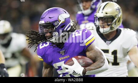 New Orleans, Louisiana, Stati Uniti d'America. Il 9 agosto, 2019. Minnesota Vikings running back Mike Boone corre la sfera contro la New Orleans Saints durante un'NFL preseason game a New Orleans, Louisiana USA il 9 agosto 2019. I Vichinghi battere i santi 34-25. Credito: Dan Anderson/ZUMA filo/Alamy Live News Foto Stock