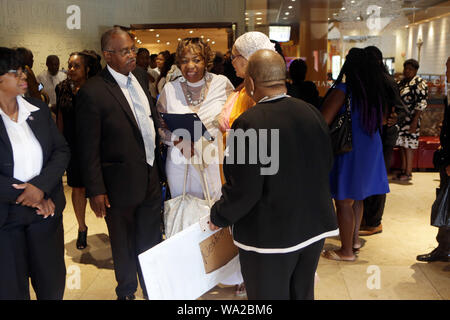 BROOKLYN, NEW YORK-AGOSTO 16: Gwen Carr, insieme con p. Tutti Sharpton, Rev. A.R. Benard, Rev. Kirtsen Foye e altri unire la famiglia e gli amici e venuto a pagare final rispetti a Benjamin Carr, padre di Eric Garner e marito di Gwen Carr, madre di Eric Garner, un NYPD vittima della polizia omicidio commesso dal funzionario di polizia Daniel Pantaleo nel luglio 2014. Il Step-Father Eric Garner soccombere a un attacco di cuore alla vigilia delle sue figlie' Eliseo Flagg-Garner nozze in Giamaica, West Indies in precedenza nel luglio 2019. Credito: MediaPunch Inc/Alamy Live News Foto Stock