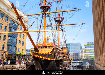 London, Regno Unito - 23 Maggio 2018: la replica del Golden Hinde, DEL REGNO UNITO " nave famosa di Sir Francis Drake che viaggiano in tutto il mondo tra il 1540 - 1596. Foto Stock