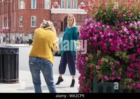 Il fotografo e il modello di lavorare insieme nel centro cittadino di Stratford. Foto Stock