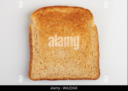 Close up di un pane tostato isolati su sfondo bianco vista piana Foto Stock