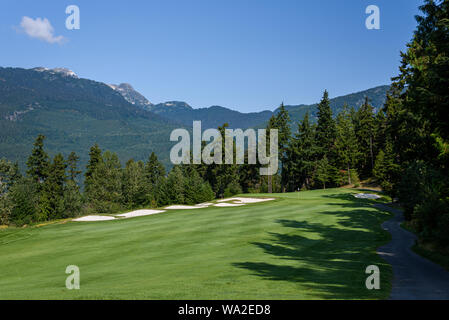 WHISTLER, BC/CANADA - 3 agosto 2019: Fairmont Chateau Whistler Golf Club, giornata soleggiata con fairway, sabbia trappole e verde. Foto Stock