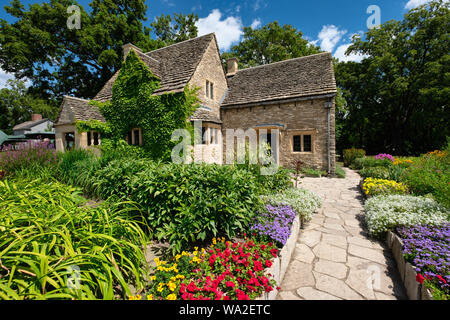 Cotswold Cottage ed i circostanti giardini inglesi, situato nel Villaggio di Greenfield presso la Henry Ford Museum si trova a Dearborn, Michigan, Stati Uniti d'America Foto Stock