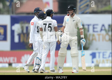 Galle, Sri Lanka. Il 15 agosto, 2019. GALLE, SRI LANKA - Augest 15: la sfera è visto bloccato nel casco della Nuova Zelanda, il battitore Trento Boult (R) dello Sri Lanka Niroshan wicketkeeper Dickwella (2 L), Dhananjaya de Silva, (C) e Lahiru Thirimanne,(L) tenta di raccogliere durante il giorno due del primo test match tra lo Sri Lanka e la Nuova Zelanda a Galle International Stadium il 15 agosto 2019 a Galle, Sri Lanka. (Foto di Isuru Sameera Peiris) (foto di Isuru Peiris/Pacific Stampa) Credito: Pacific Press Agency/Alamy Live News Foto Stock