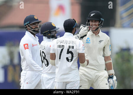 Galle, Sri Lanka. Il 15 agosto, 2019. GALLE, SRI LANKA - Augest 15: la sfera è visto bloccato nel casco della Nuova Zelanda, il battitore Trento Boult (R) dello Sri Lanka Niroshan wicketkeeper Dickwella (2 L), Dhananjaya de Silva, (C) e Lahiru Thirimanne,(L) tenta di raccogliere durante il giorno due del primo test match tra lo Sri Lanka e la Nuova Zelanda a Galle International Stadium il 15 agosto 2019 a Galle, Sri Lanka. (Foto di Isuru Sameera Peiris) (foto di Isuru Peiris/Pacific Stampa) Credito: Pacific Press Agency/Alamy Live News Foto Stock