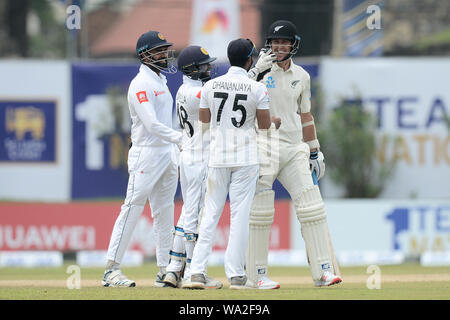 Galle, Sri Lanka. Il 15 agosto, 2019. GALLE, SRI LANKA - Augest 15: la sfera è visto bloccato nel casco della Nuova Zelanda, il battitore Trento Boult (R) dello Sri Lanka Niroshan wicketkeeper Dickwella (2 L), Dhananjaya de Silva, (C) e Lahiru Thirimanne,(L) tenta di raccogliere durante il giorno due del primo test match tra lo Sri Lanka e la Nuova Zelanda a Galle International Stadium il 15 agosto 2019 a Galle, Sri Lanka. (Foto di Isuru Sameera Peiris) (foto di Isuru Peiris/Pacific Stampa) Credito: Pacific Press Agency/Alamy Live News Foto Stock