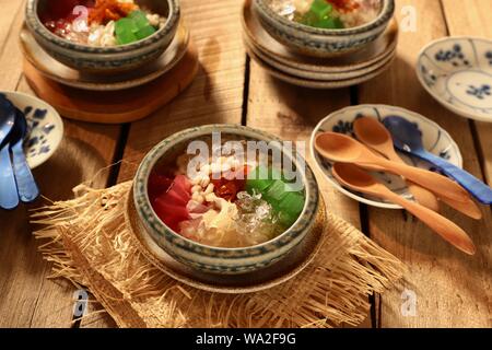 Es Sekoteng Medan. Raffreddamento cocktail da dessert di orzo, palm frutta, fungo bianco, agar, gelatina e conservate kumquat con ghiaccio tritato in zucchero acqua. Foto Stock