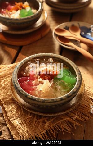 Es Sekoteng Medan. Raffreddamento cocktail da dessert di orzo, palm frutta, fungo bianco, agar, gelatina e conservate kumquat con ghiaccio tritato in zucchero acqua. Foto Stock