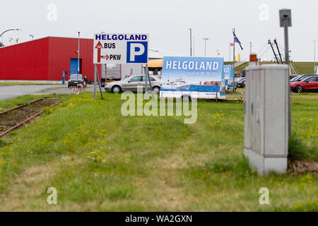 09 agosto 2019, Schleswig-Holstein, Büsum: vi sono segni nel porto di Büsum. Una volta che un giorno vi è un traghetto per l'isola di Helgoland Isola. (A dpa 'Büsum è "l'ultima uscita di Helgoland'') Foto: Frank Molter/dpa Foto Stock