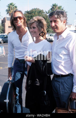 File di foto: Jane Fonda e suo fratello Pietro FONDAWITH MARITO TOM HAYDEN SETTEMBRE 1986 PROMUOVERE L'acqua pulita ATTO A LOS ANGELES, CALIFORNIA Credit: Walter McBride/MediaPunch Credito: MediaPunch Inc/Alamy Live News Foto Stock