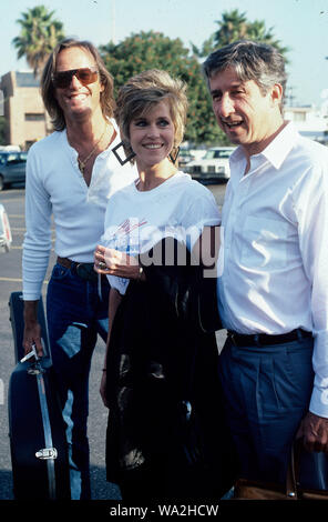 File di Foto: Peter e Jane Fonda e Tom Hayden nel 1986 a Los Angeles, California. Credito: Walter McBride/MediaPunch Credito: MediaPunch Inc/Alamy Live News Foto Stock