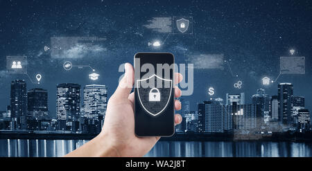 Le applicazioni del telefono mobile per la sicurezza dei dati e la sicurezza in internet tecnologia. Imprenditore mobile sblocco smart phone con lo sfondo della città Foto Stock